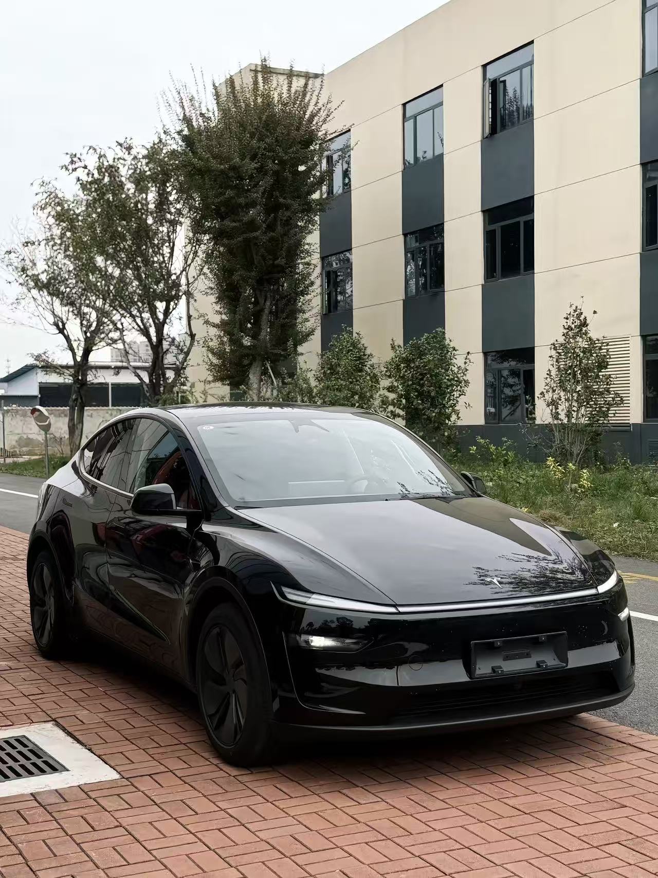 如果ModelY要停半个月以上，做好这几点保护车子。整车电量维持在40%到60%区间最合适，不要满电