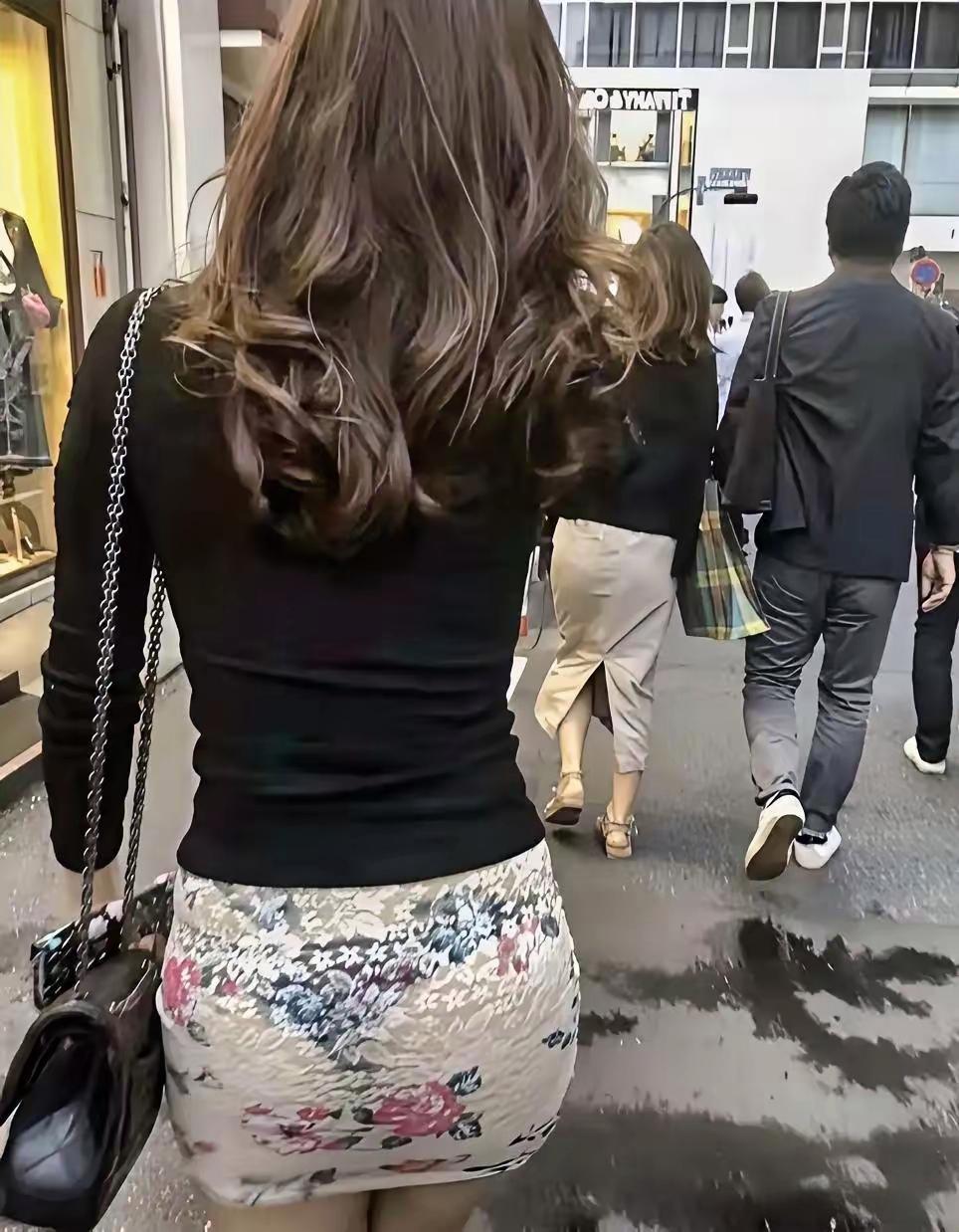 美女就是美女连背影都那么的漂亮！