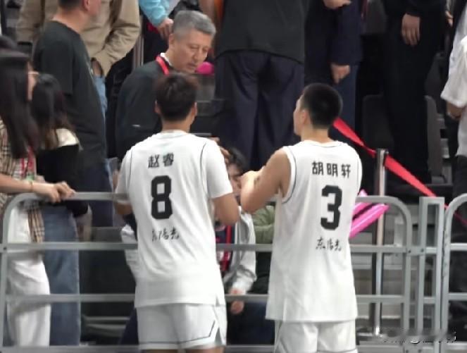 还是年轻啊！当杜锋跨栏去跟领导们握手的时候，赵睿和胡明轩却跟国家队的主教练郭士强