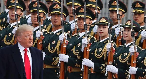 你知道特朗普私下跟人说过多少回中国仪仗队吗？不是一次，是很多次。每次说起来，眼睛