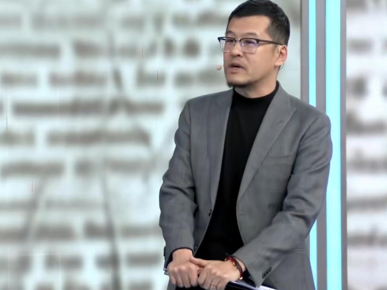 詹姆斯架子真大啊著名体育评论员杨毅近日在一档节目中谈到了詹姆斯，他说：“我们专