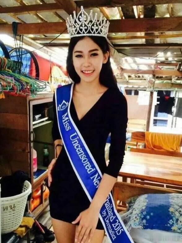 泰国选美冠军得奖后跪拜拾荒的母亲2015年，17岁的泰国女孩Kanistha
