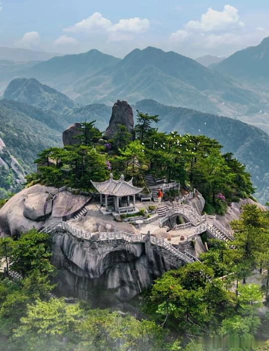 三伏天逃离高温首选安徽天柱山，实打实20℃左右的天然清凉秘境。整片山林森林覆盖