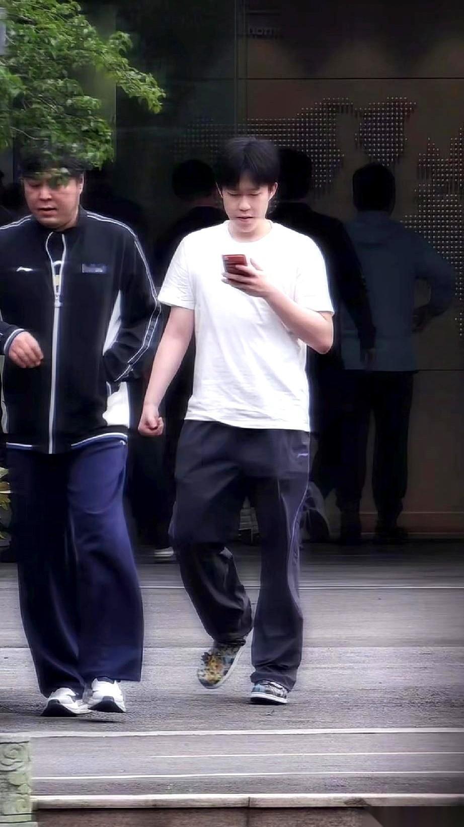 国家队训练场大门一开，王楚钦低着头就冲了出来，谁都没看，径直往前走。结果所有人