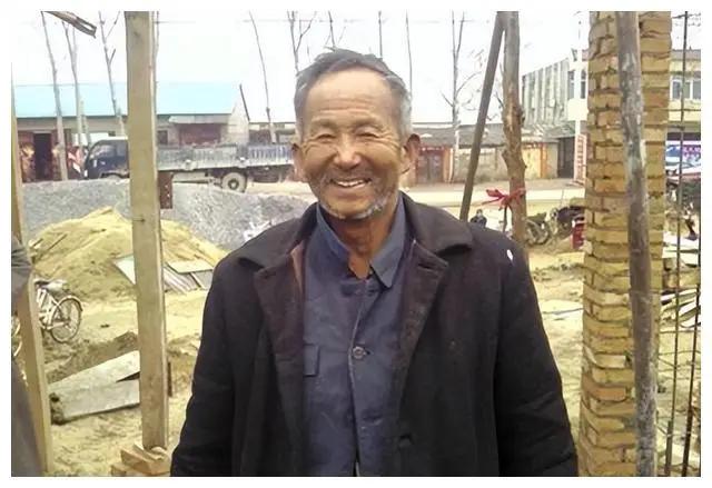当年北京街头查获个衣衫褴褛的流浪汉，因没有暂住证被带回收容所。民警让他登记籍贯姓