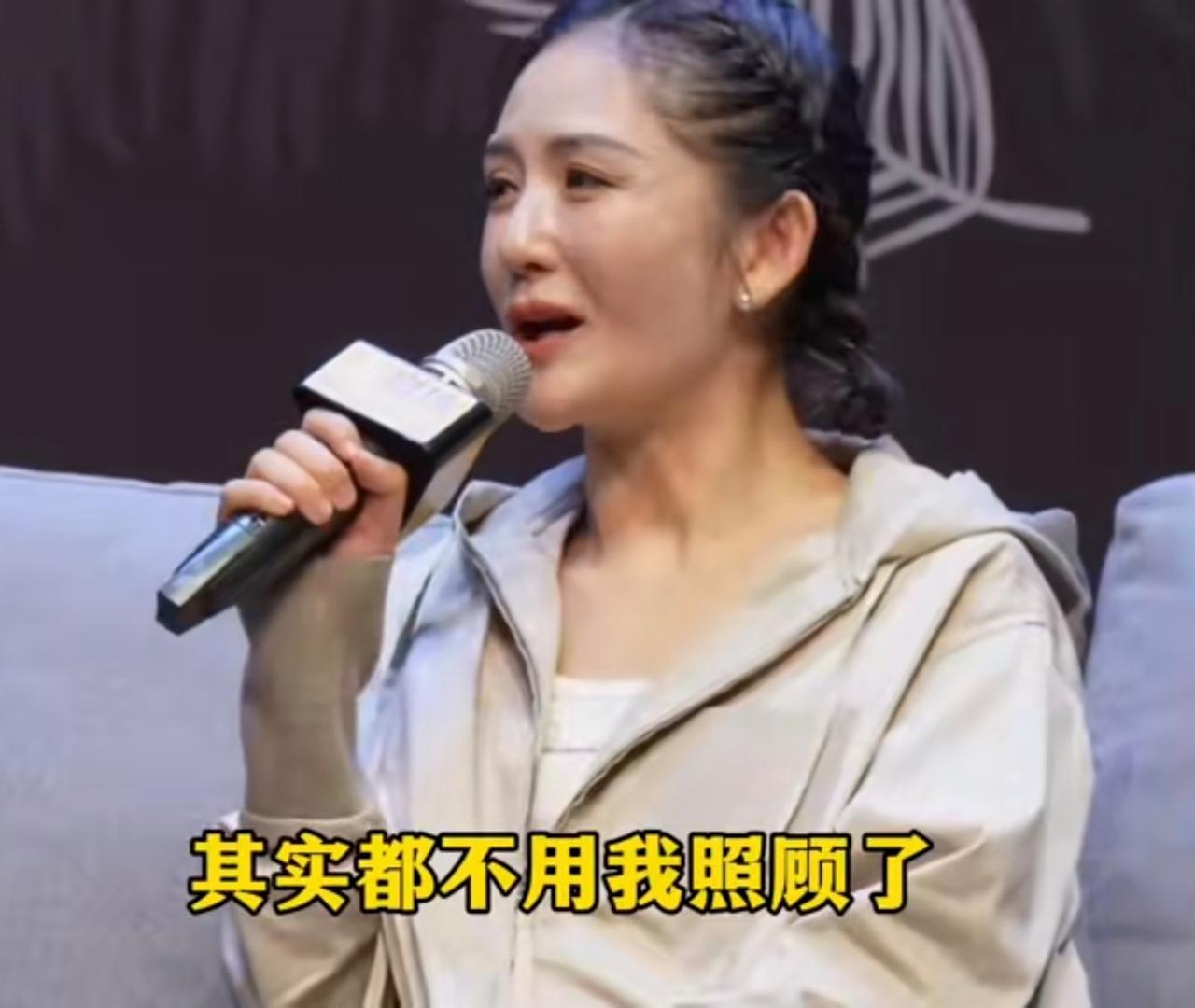 谢娜坦言现在过得很知足，说:“其实都不用我照顾了，爸爸妈妈也都自己有自己的艺术团