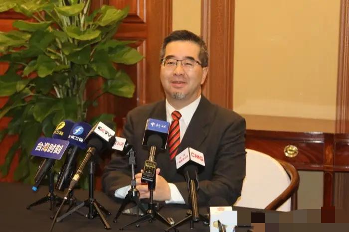 想跟大陆做生意、搞交流、要红利，但不承认中央、不接受一国两制、要两岸平起平坐，