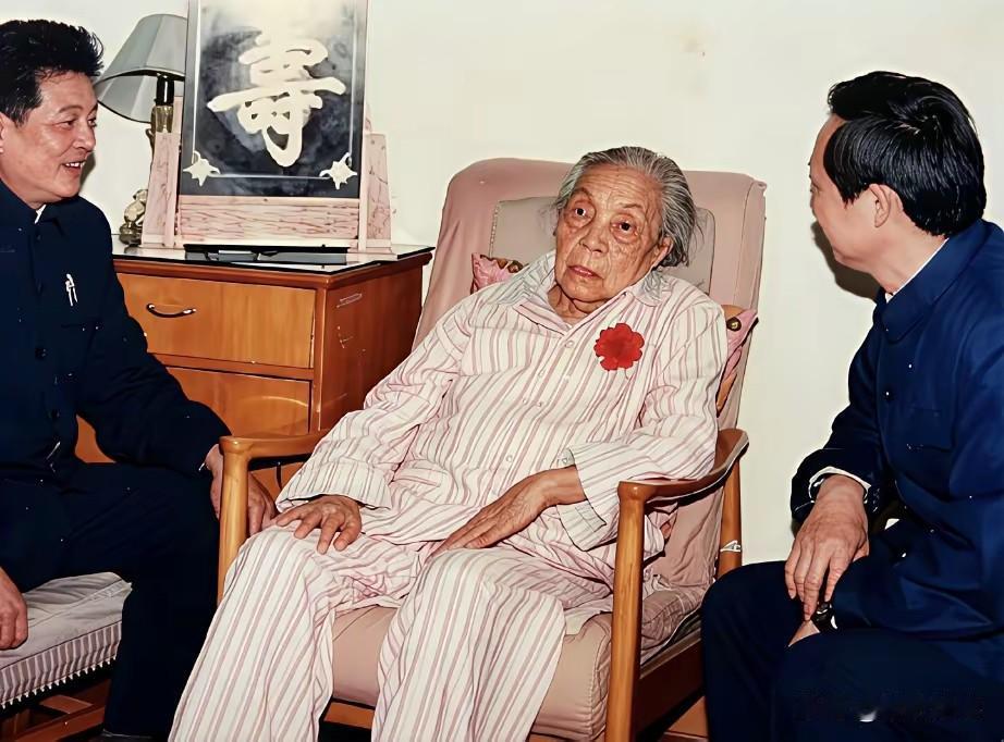 1987年，蔡畅在家中迎来87岁寿辰，亲友围坐身旁，拍下这张珍贵的家庭留影。镜头