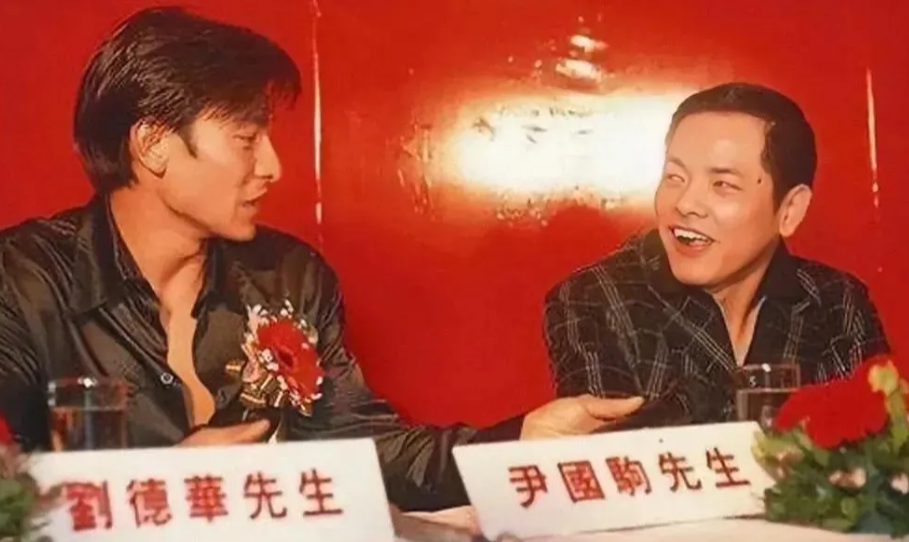 1996年，崩牙驹“邀请”张学友和刘德华参加慈善演唱会，两位天王均表示不想参加，
