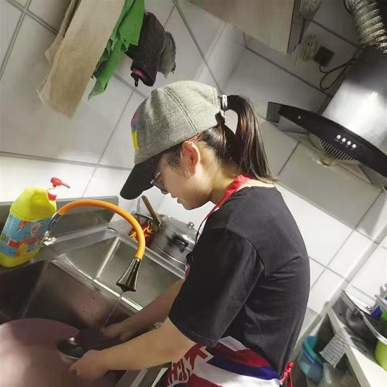 “比周扒皮还黑心！”湖南衡阳，19岁女大学生去火锅店打暑假工，老板承诺一天100