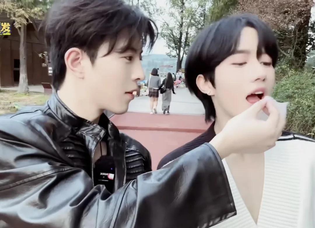 很难忍住不看嘴巴连吃棉花糖也要投喂星邱星有千千杰