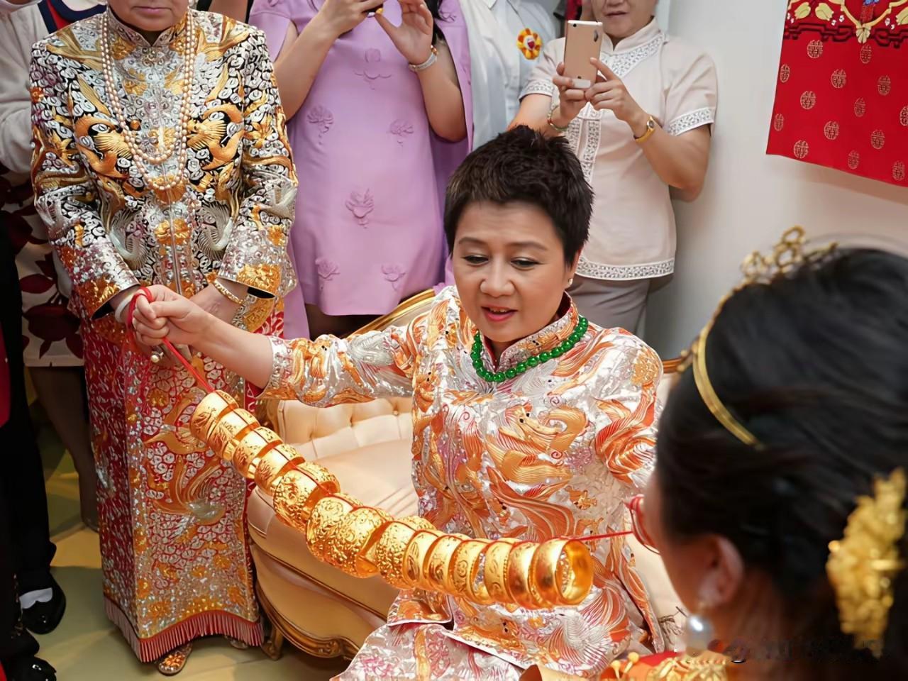 梁安琪真的很聪明，不仅自己会挑老公，还会挑女婿儿媳妇。知道女儿不聪明，梁安琪