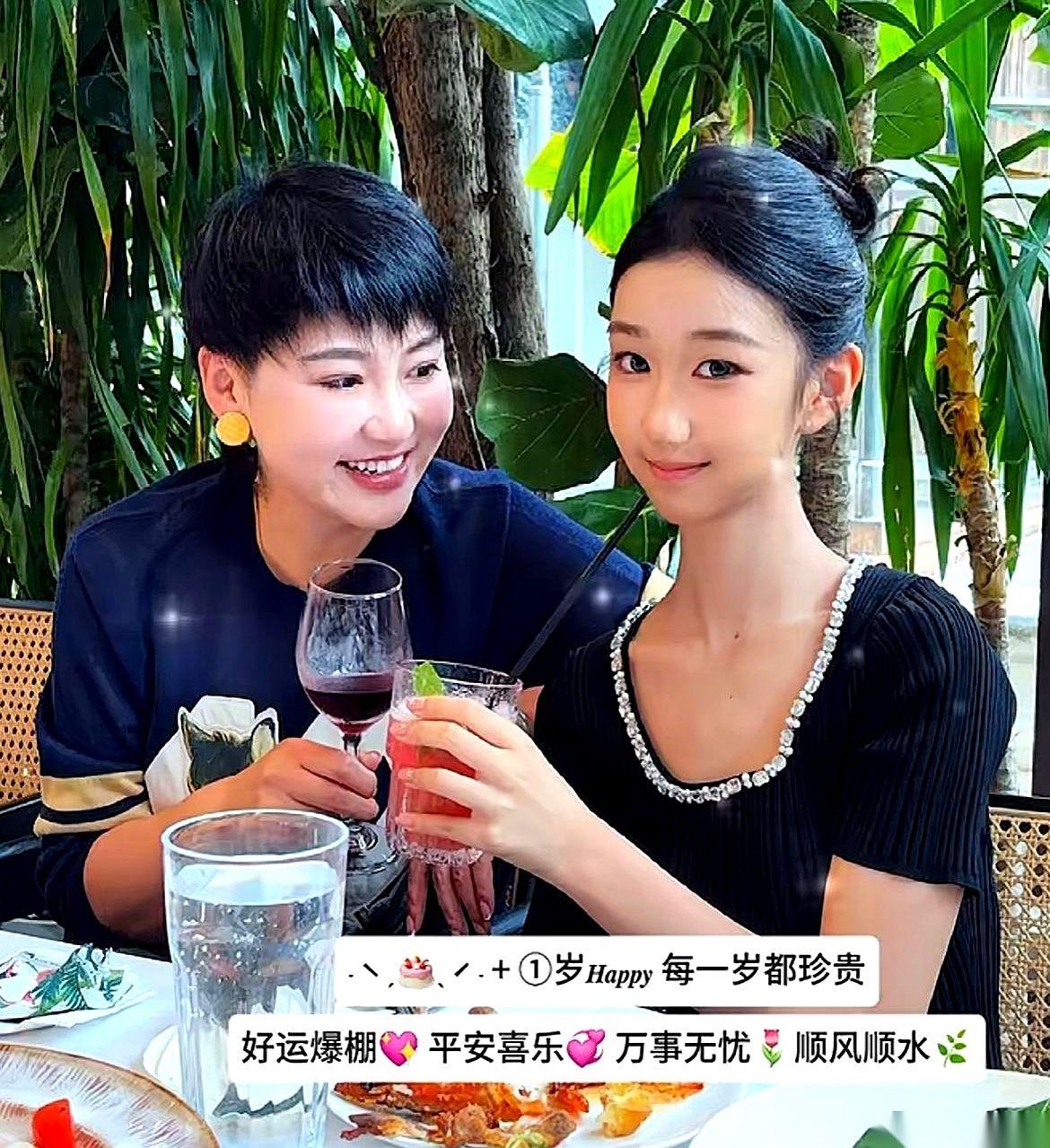 杨树林老婆胖丫，给女儿过生日，场面挺热闹，唯独杨树林没来。照片里，一张大圆桌，