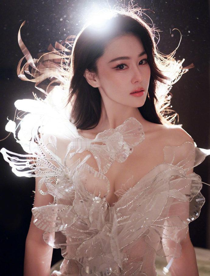 张馨予美得像雕塑张馨予神女下凡张馨予更新一组逆光大片，姐美得像雕塑一样啊，修身