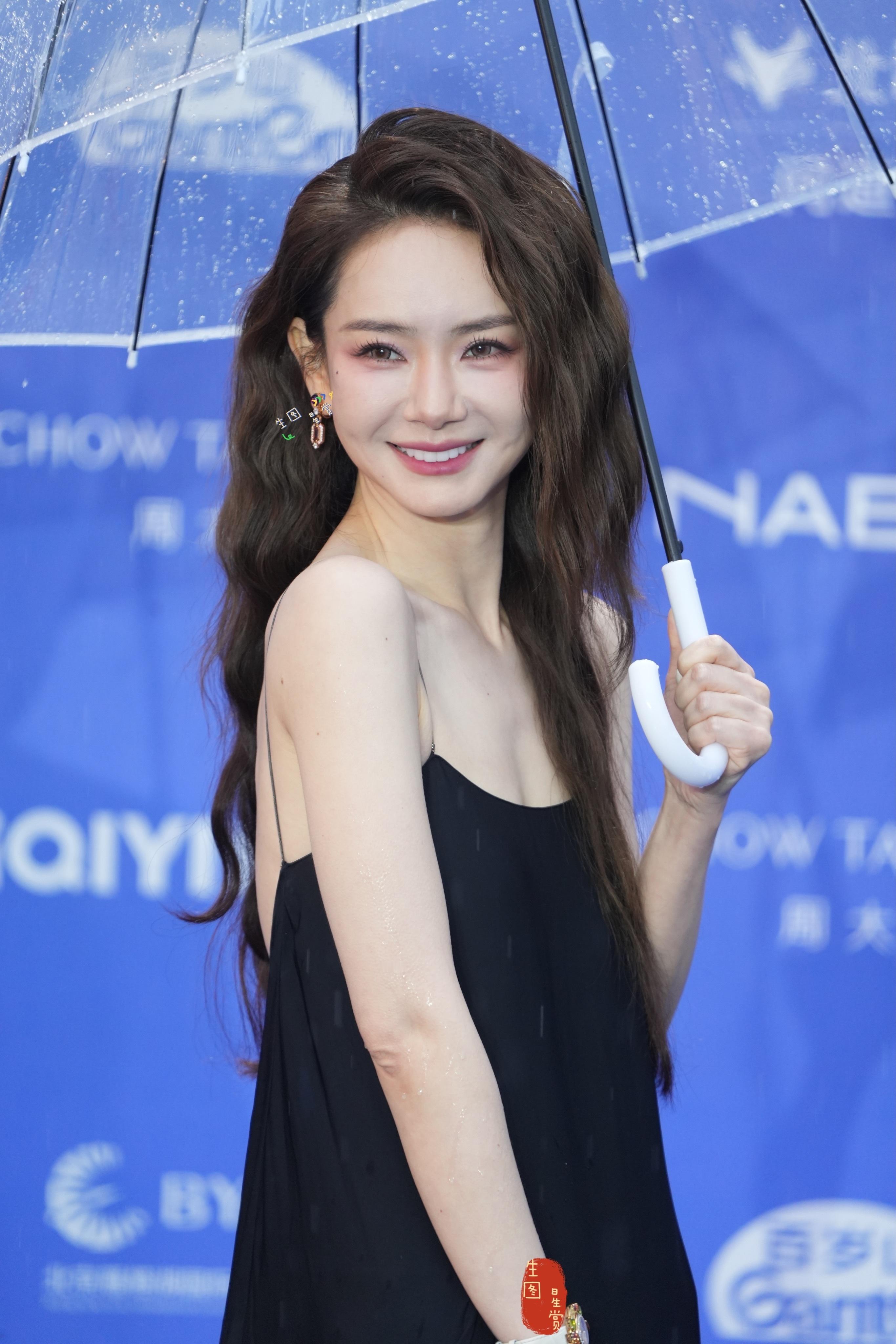 戚薇北影节红毯生图掉落波浪卷秀发，大秀美背戚薇吊带露背好辣