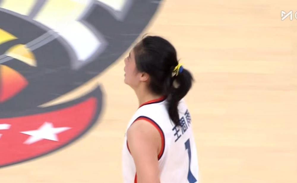 两个外援一个伤停一个禁赛，赛前连教练自己都说没人信能赢，四川女篮硬是把山西队的三