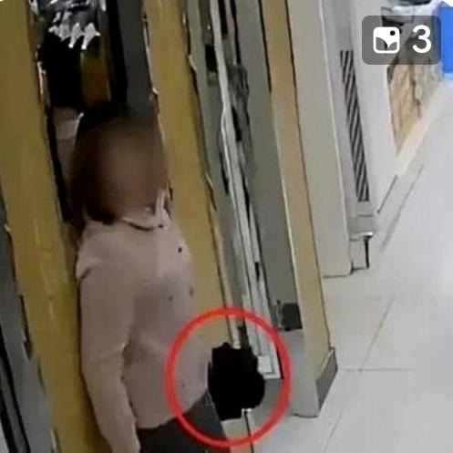 杭州17岁女生在公厕发现一个文件袋，打开后直接报警！老爸：她这样做一点不意外