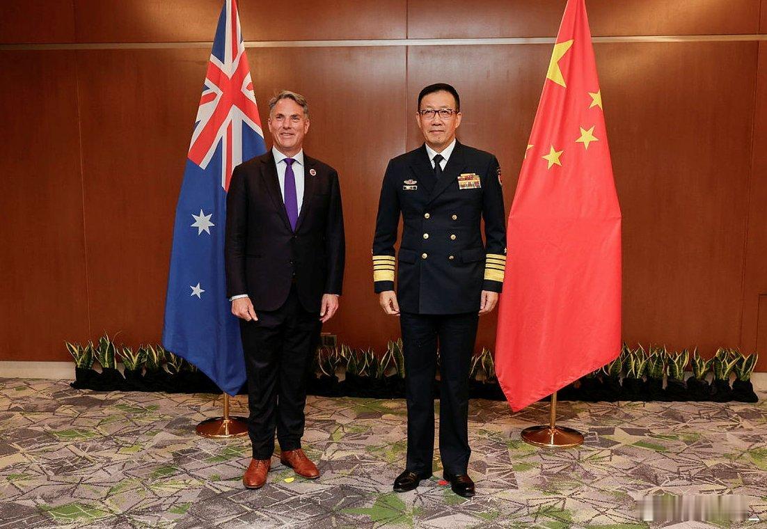 中澳防长在吉隆坡会谈。澳方不出所料又扯南海对抗、中国海军环澳航行等话题。董部长的