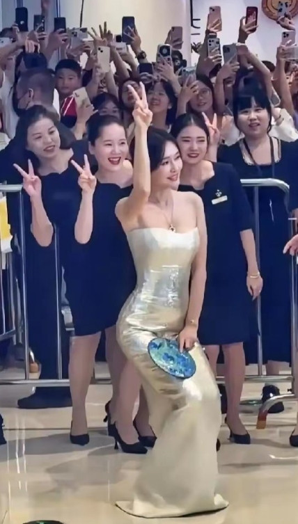 秦岚穿这么紧的衣服蹲下还没有一点小肚子，不会吸腹了吧？穿这么高的鞋子还能蹲那么稳