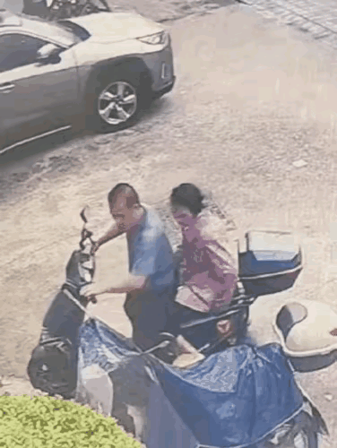 这两夫妻真是绝配的一对呀，古人说的一句笑话，真没错，还真的是那样，铜鼓配当当。扁