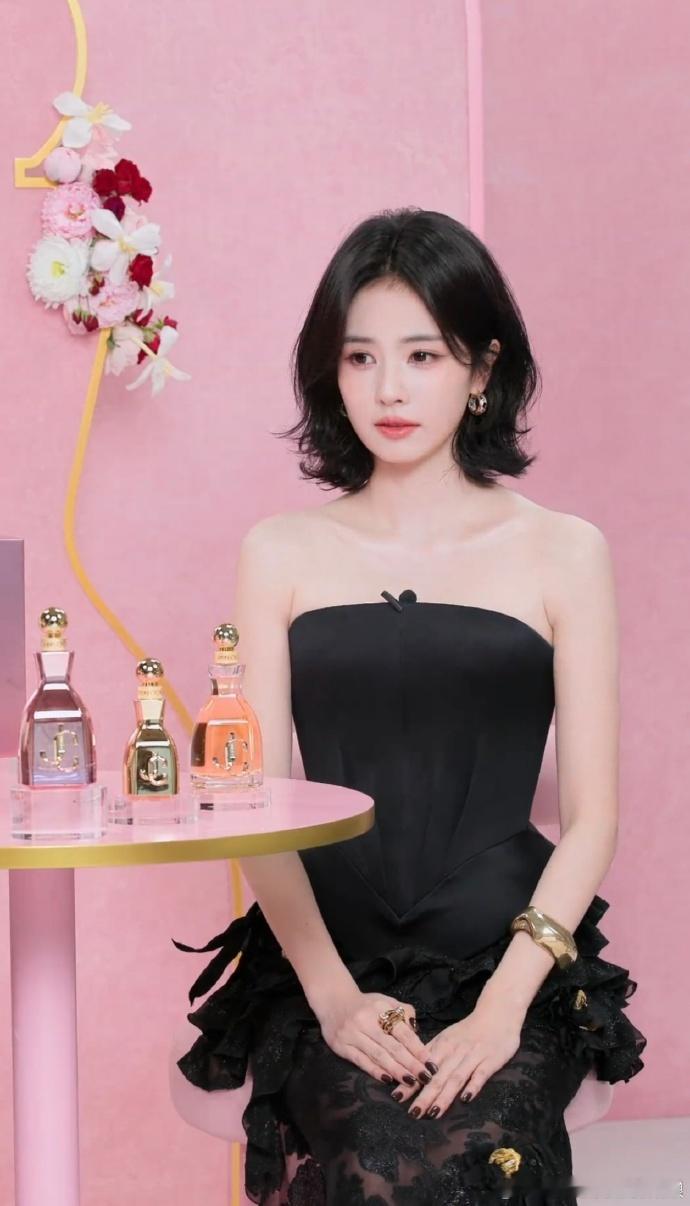 白鹿锁骨线条好优越白鹿亮相品牌活动，一身黑色抹胸裙大方展露精致锁骨线条，视觉格外