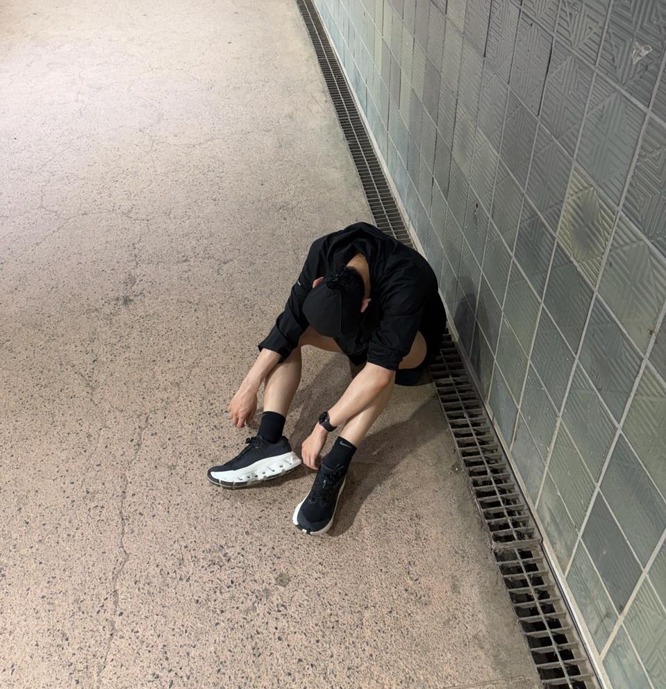这个腿还有手上的青筋……腿上还有髌骨带压出的痕迹​​​
