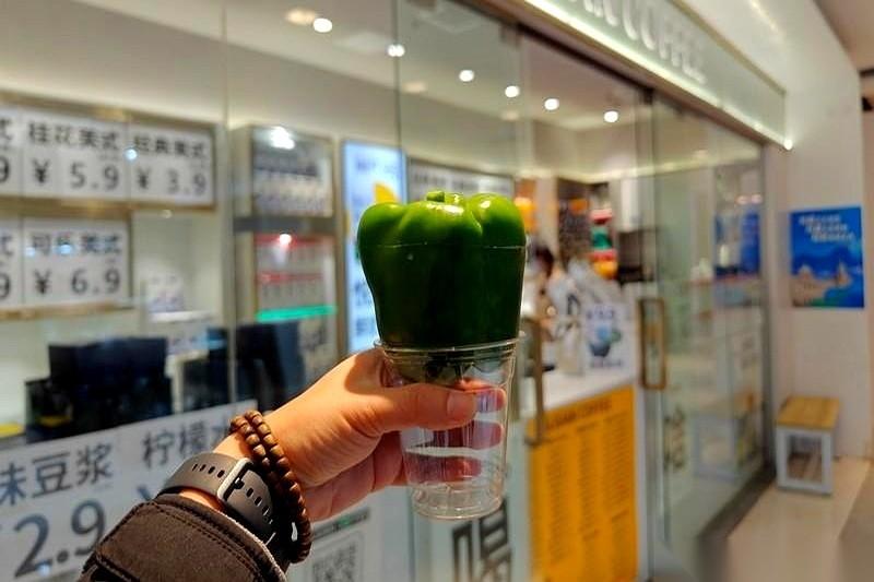 我滴个乖乖，萝卜18块一斤。我还以为我眼花了，站那儿定睛看了三秒，怀疑是不是哪