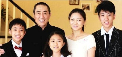2000年，还在上大学的陈婷猛地发现自己怀孕了，孩子的父亲竟然是张艺谋。她哭哭啼