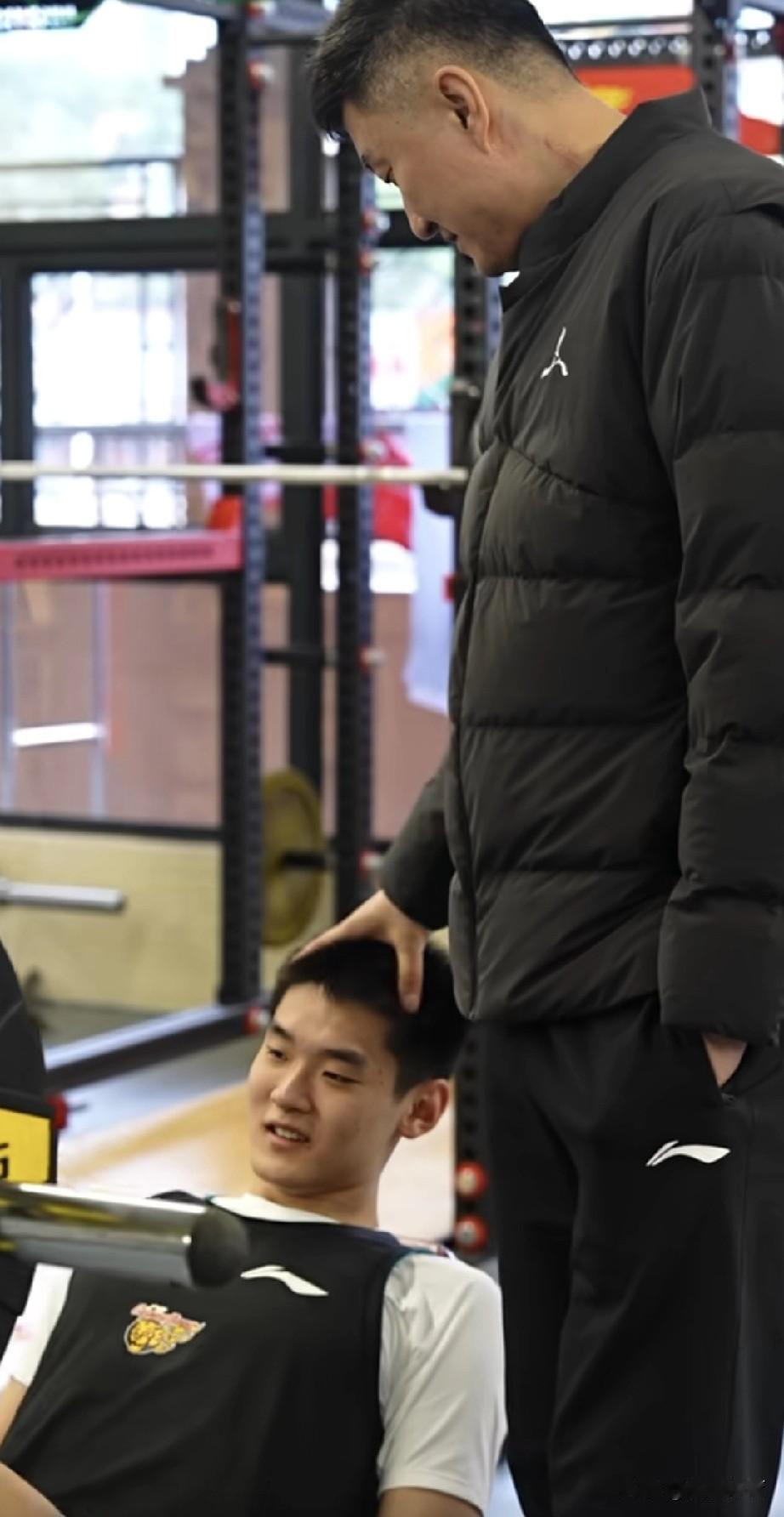 杜锋爱的抚摸王洪泽，王洪泽这是成为杜锋新一任爱将了吗？球迷:希望别步徐昕后尘！