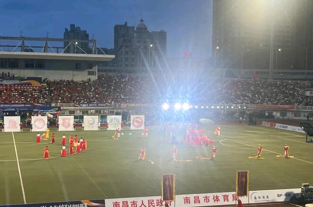不得不说，相比苏超，赣超进步的空间还很大。南昌怎么说也是省会，可看这个球场，感