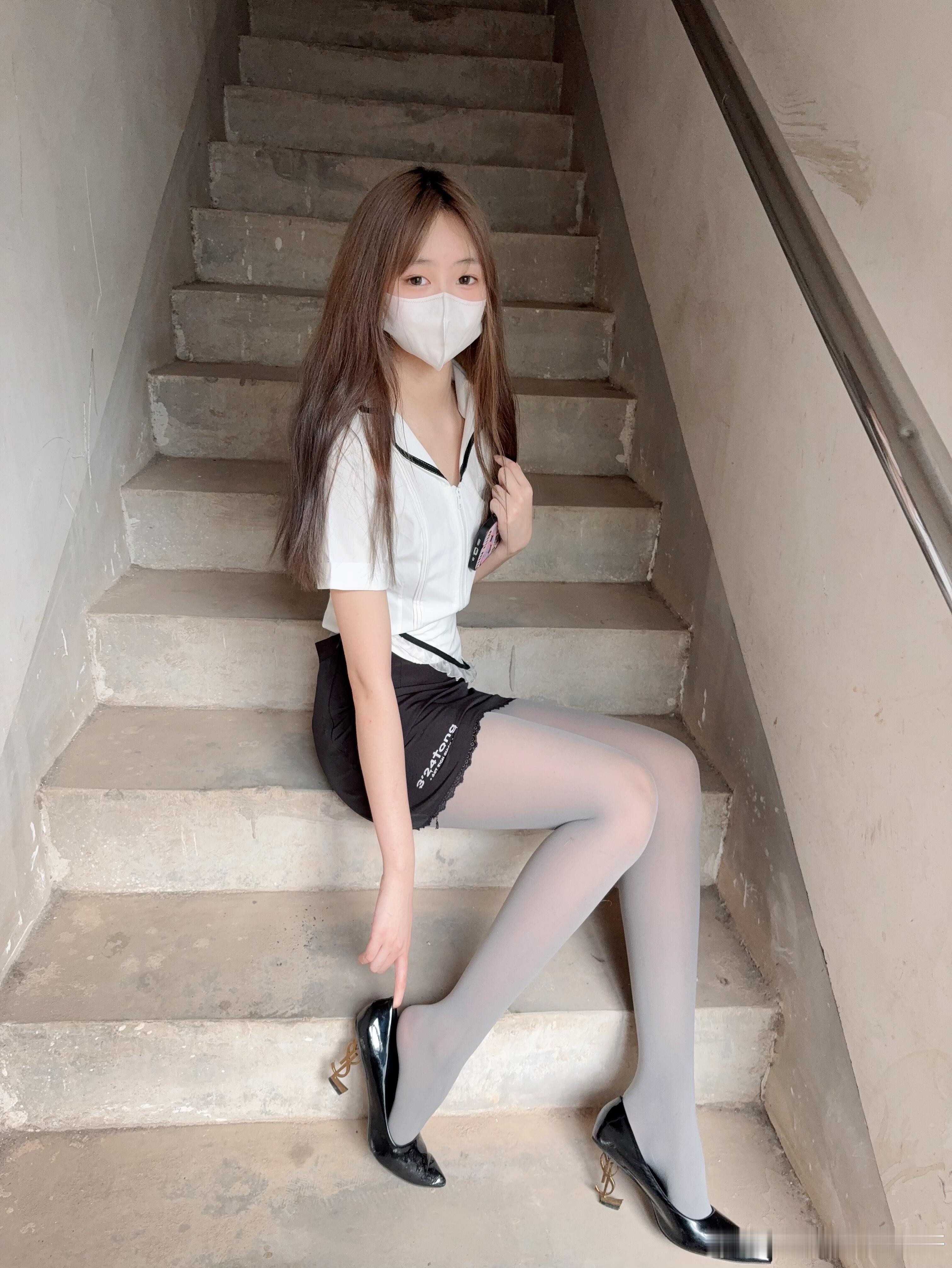 灰色丝袜搭配高跟鞋，楼道里也很出片呀~​​​