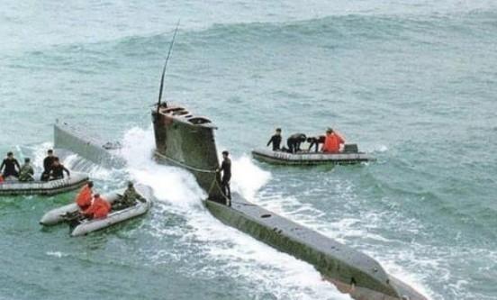 1996年9月，一艘朝鲜潜艇搁浅在韩国东海岸，闻讯后，4万名韩国军警倾巢