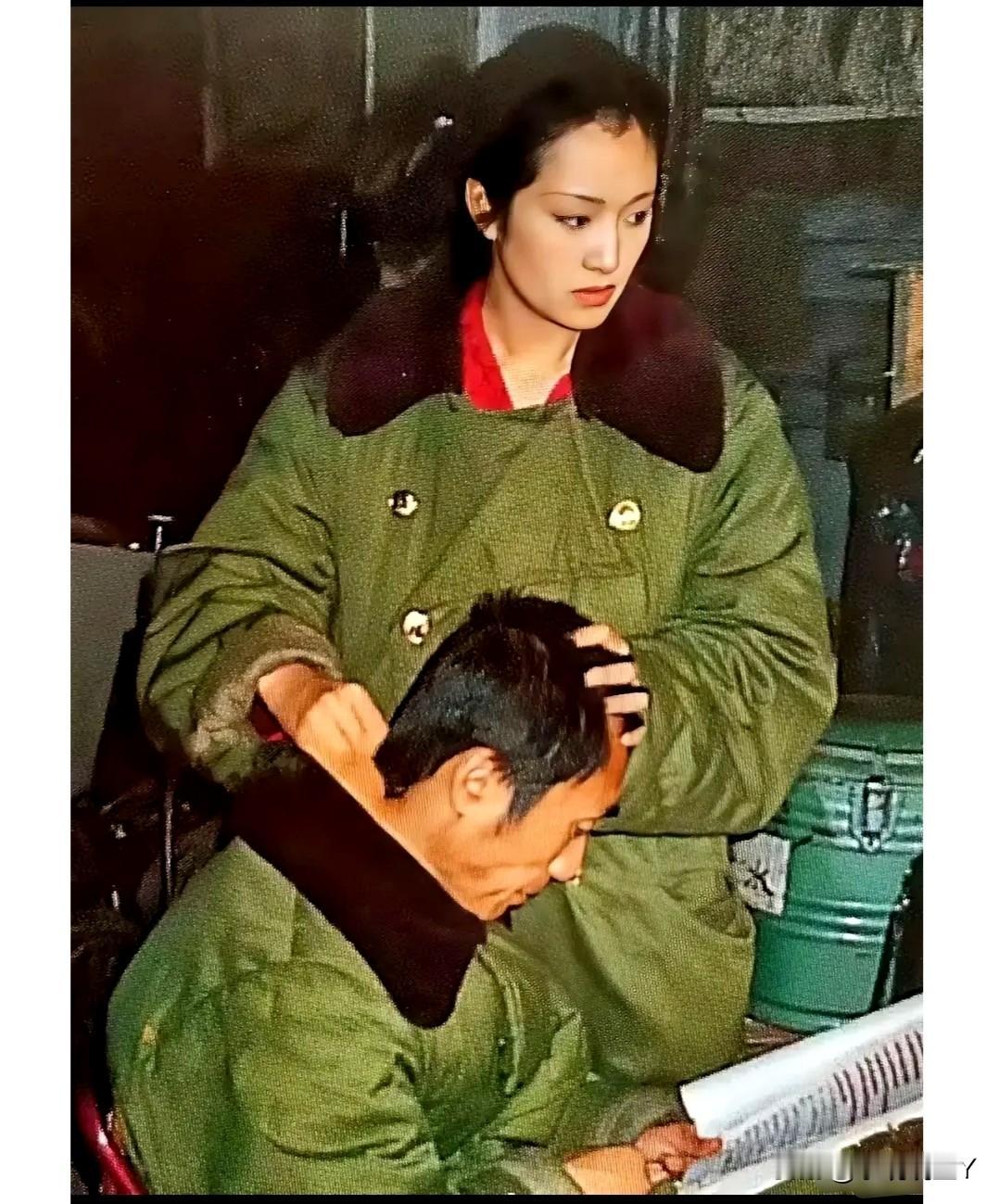 一九八七年，在片场休息间隙给张艺谋按摩放松的巩俐，时年二十二岁，美到发光！