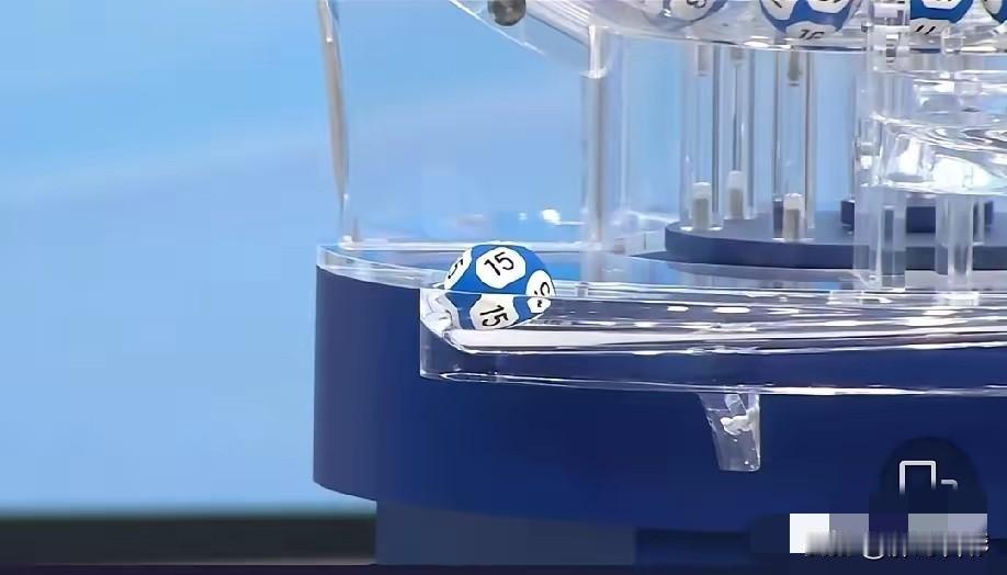 蓝球15，这么明显给了，而且是红蓝同体！如图所示，早早就给大家分享了，不管是基本