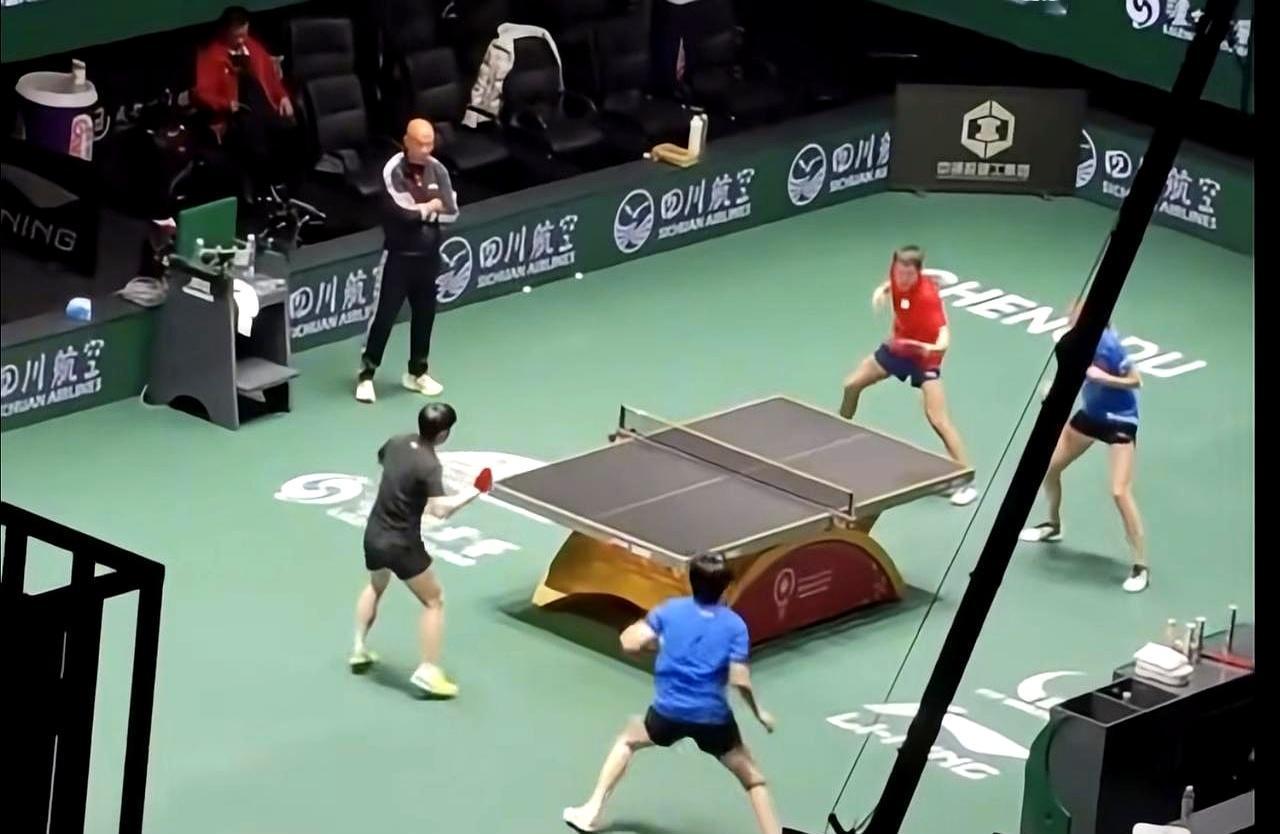 今年不是莎莎揭幕，楚钦战了[捂脸哭]。去年教练组把混团拆开，球迷们直接把“