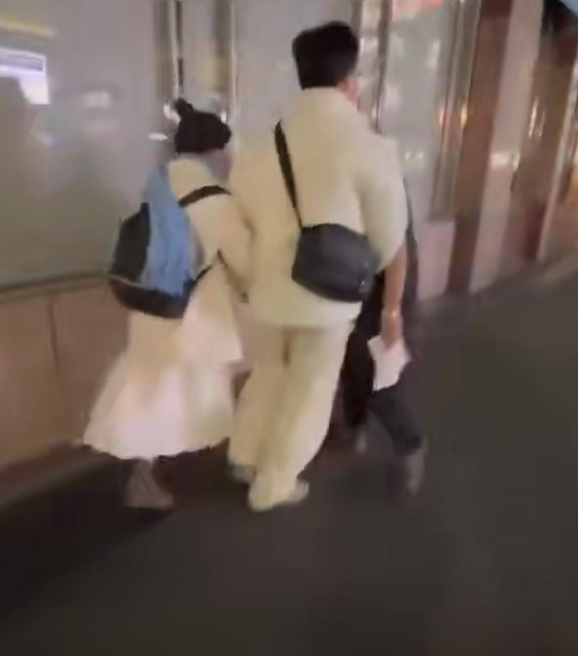 还敢去日本旅游？中国游客在东京的新宿街头遭到恶意围堵，这群黑衣人故意挡住道路不让