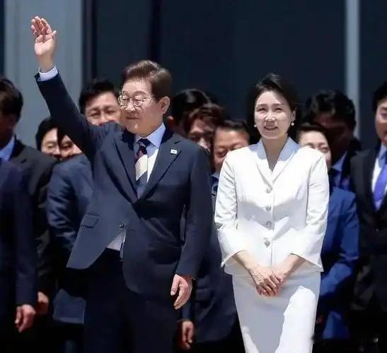 APEC夫人团逛韩国古都，总统夫人亲自带玩还送福袋，这波文化牌打得真妙嘿，各