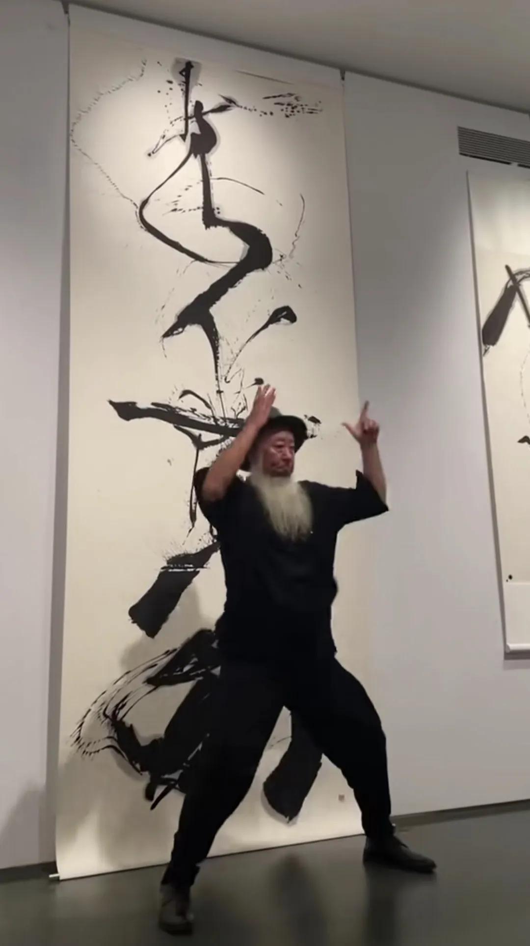 这是中国射书大师邵岩先生的书法作品展，这些作品都是用注射器吸墨水，然后再喷射而成