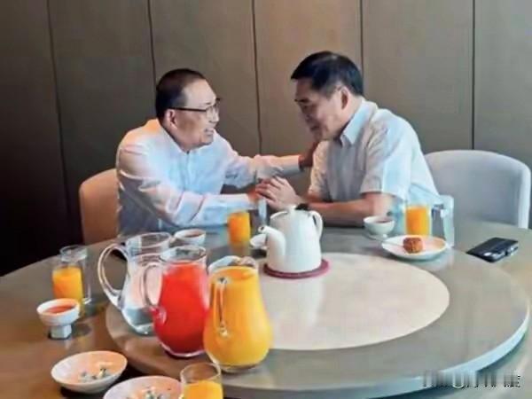 “朱郝赵傅”集团再添一枚老蓝男，“逃跑郝”会见“绿骨侯”，获绿骨猴表态力挺郝龙斌