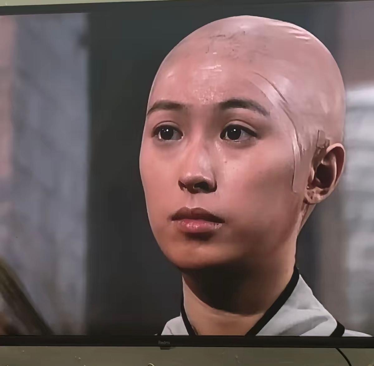 这是一位光头女孩的电视画面，化妆技术还有待提高