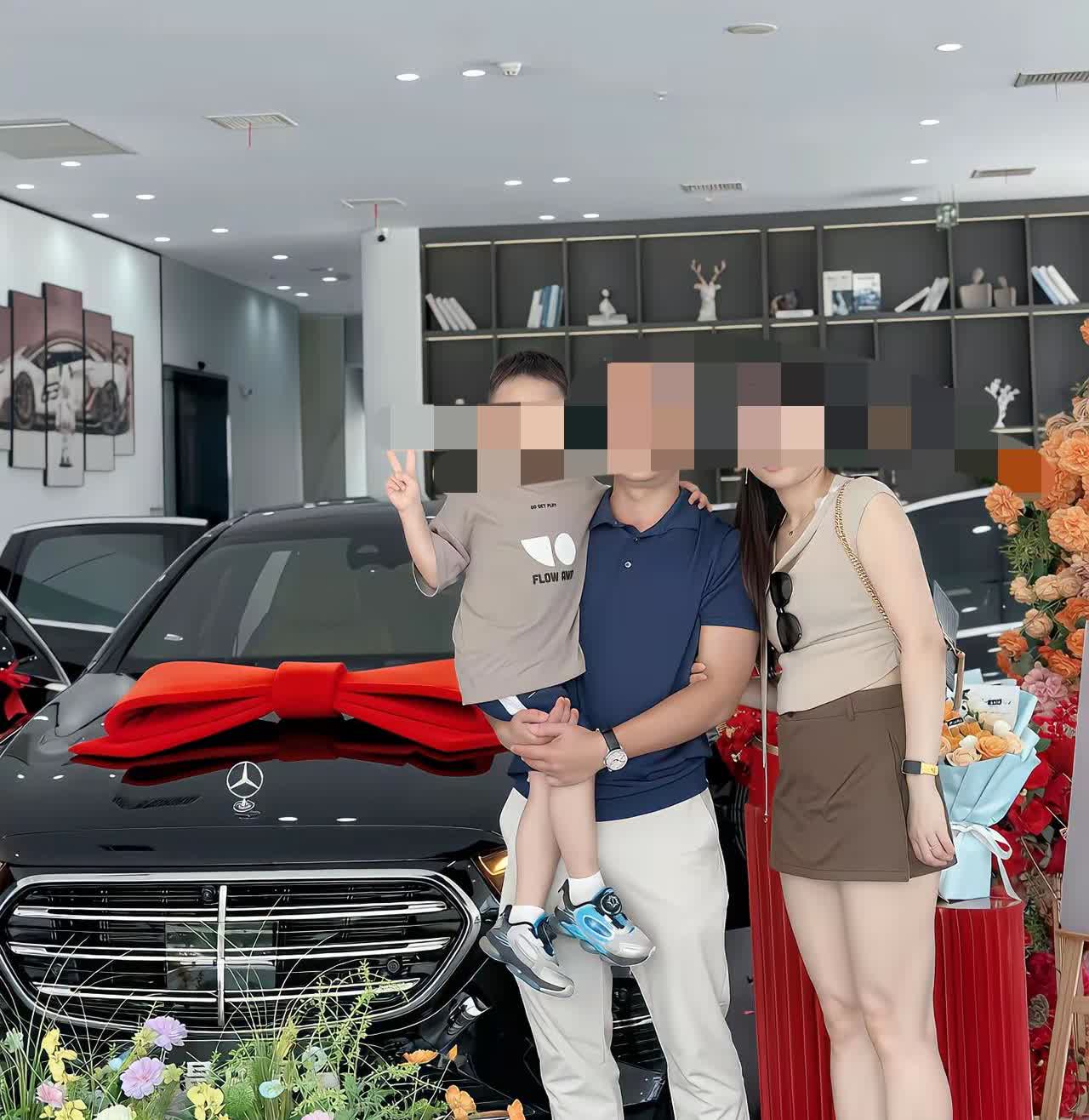 同事终于提车了，奔驰E300L，落地49万，贷款35万，月供的话对于他来