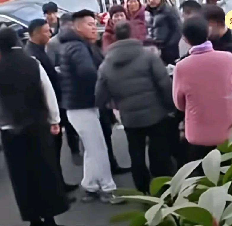 新娘亲戚因坐哪辆车的问题，拦住主婚车，推搡中碰掉了劳斯莱斯上的小金人，亲戚还不