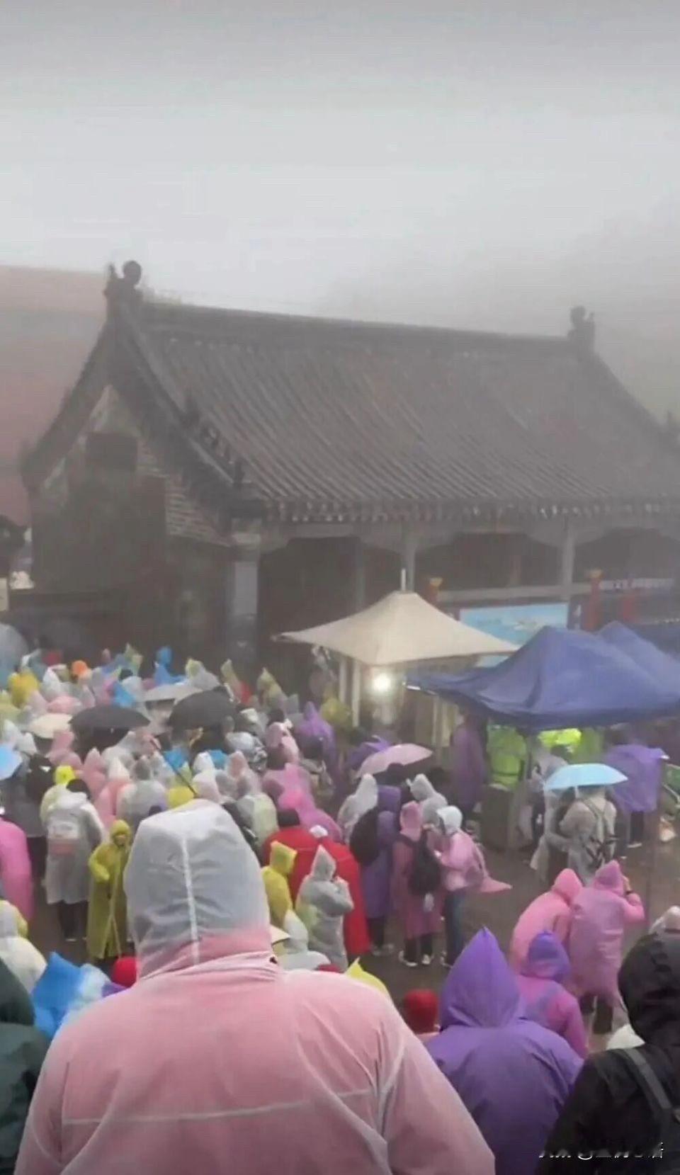国庆泰山暴雨夜太魔幻！游客挤厕所避雨，百元塑料凳抢疯了谁懂啊！国庆去泰山直接