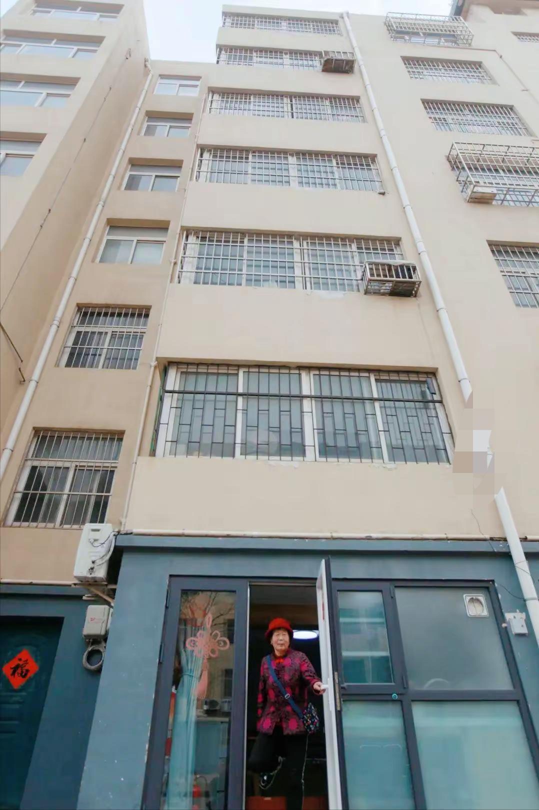 辽宁一户人家火了，让72岁母亲住18㎡车库，网友看后纷纷为她点赞辽宁车库里的