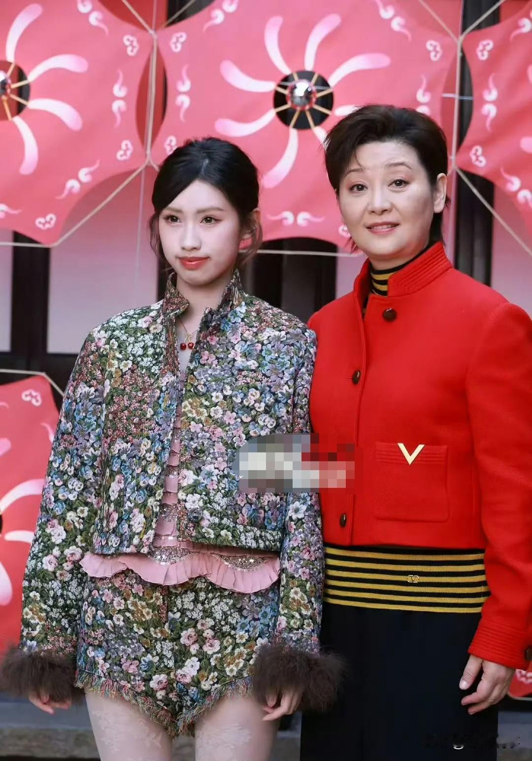 冯小刚徐帆的养女徐朵最近亮相上海活动，穿搭直接被网友吐槽翻了！光她身上这件上衣就