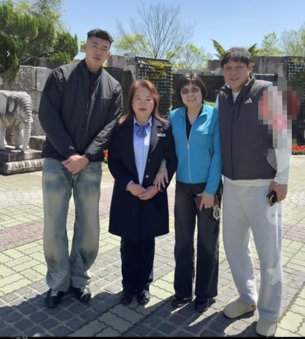 两位申花巨星的传承合影！马镇和范志毅代表了申花不同的时代！他们都入选了国足！范志