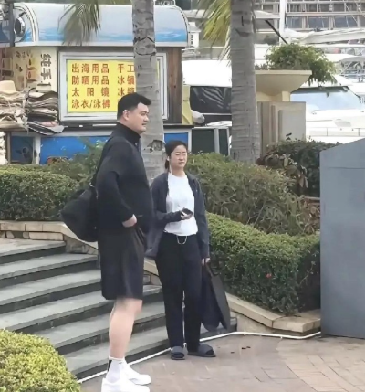 姚明女儿，长得越来越像吴京！16岁身高已经1米9多，却不打篮球，可惜了这身材天赋