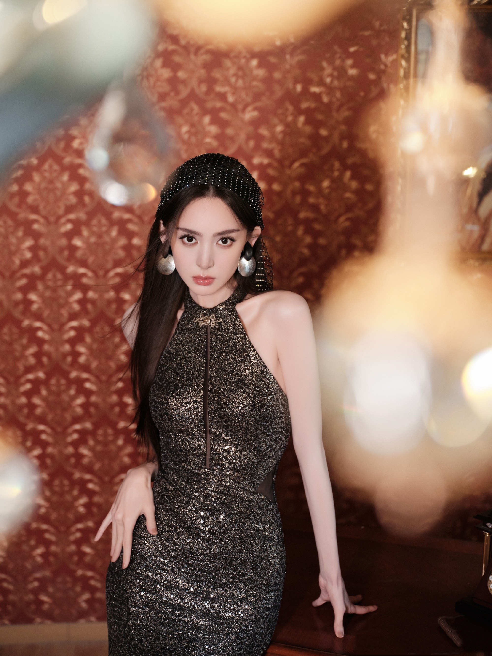 古力娜扎，明艳黑裙，真的好精致。娜扎