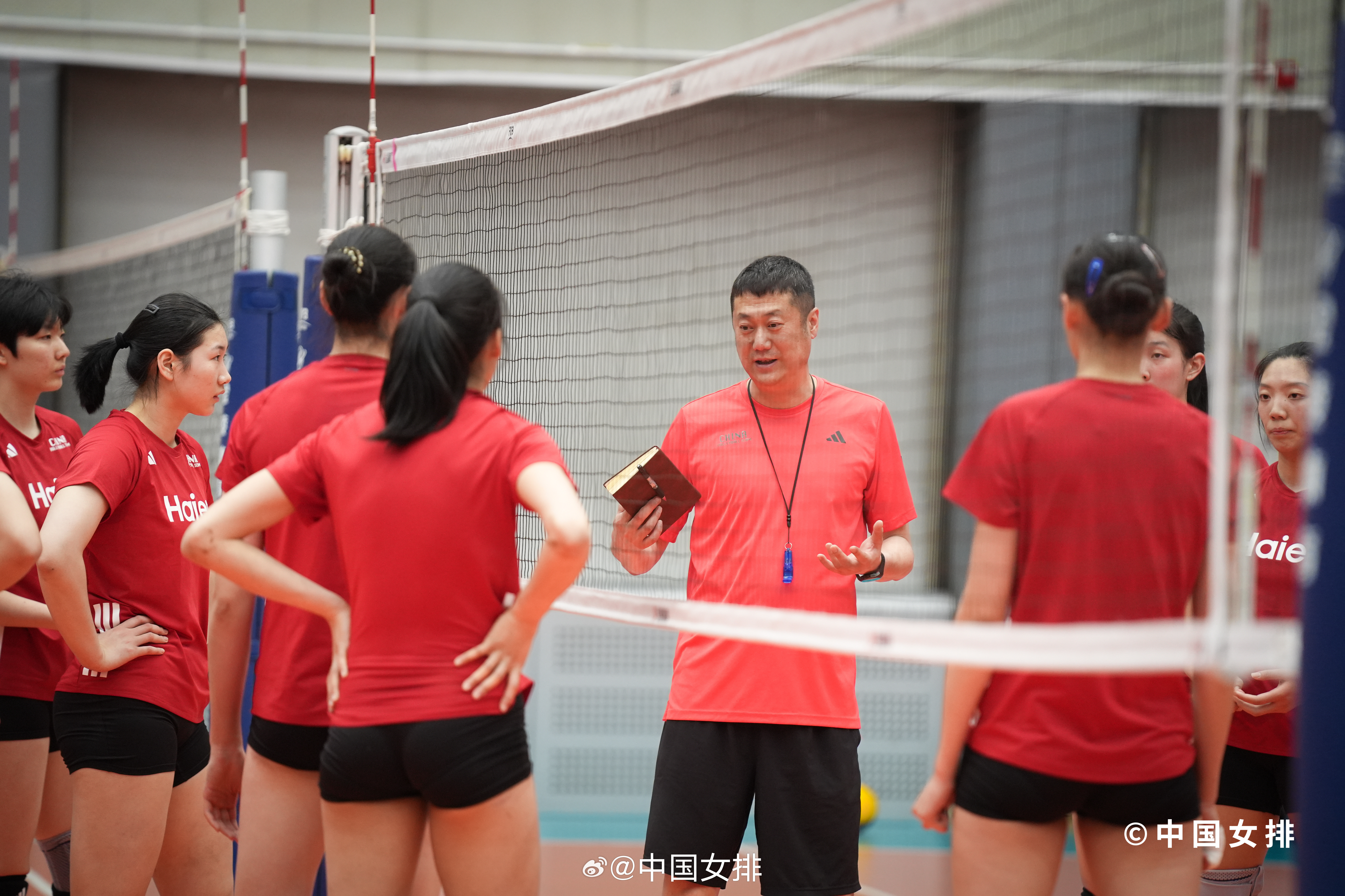 #吴梦洁膝部受伤将手术#根据新华网消息，中国女排正在积极备战世界女排联赛，南京