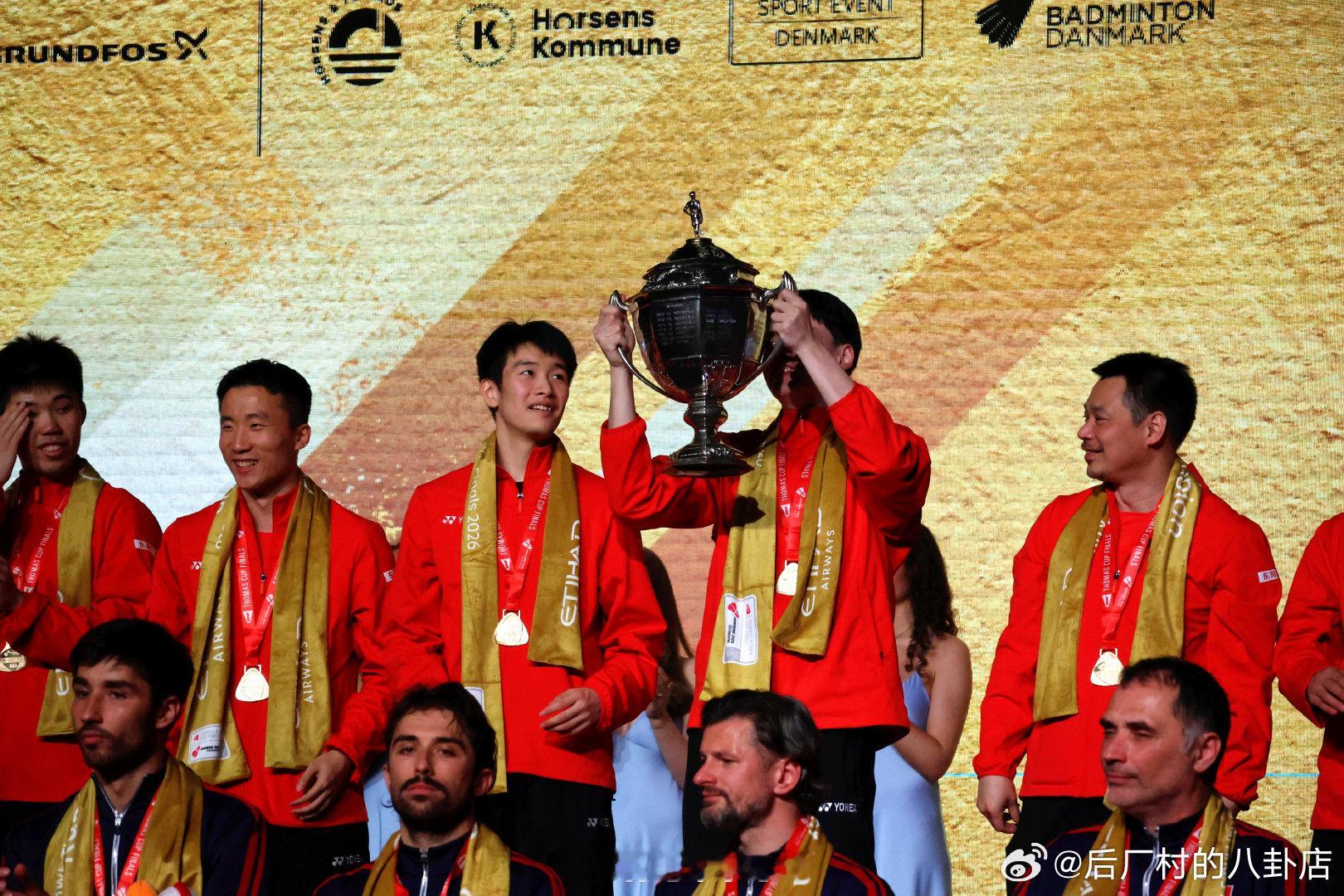 轮流捧杯，人人有份！国羽汤杯卫冕国羽汤杯第12冠中国羽毛球队cr：羽毛球杂志